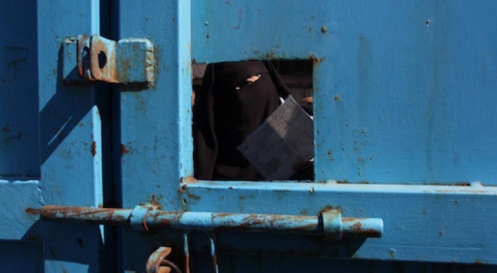 مواطنة في إحدى مقرات أونروا في غزة