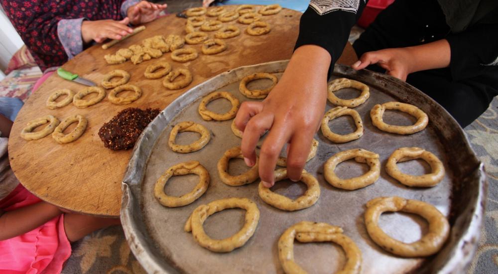 تتعدد أشكال الكعك كالحلقات المحشوة بعجينة التمر أو المكسرات