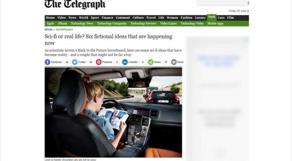 السيارة تسير وحدها والسائق يتصفح مجلة (تلغراف)