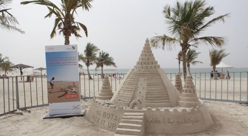 بلدية دبي تبني قلعة من أعقاب السجائر