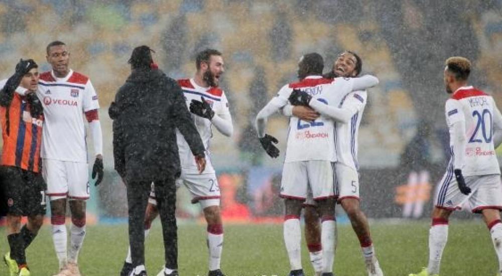 ميندي مع لاعبي ليون