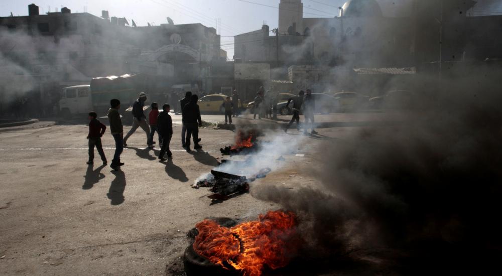 عشرات الشبان أغلقوا شارع القدس المحاذي لمخيم بلاطة للمرة الثالثة في يومين