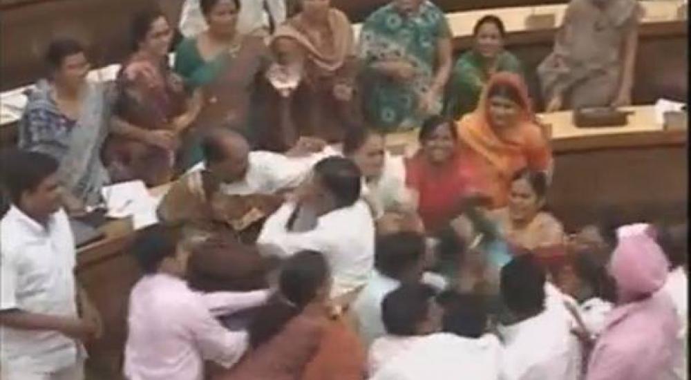 عراك بالبرلمان الهندي