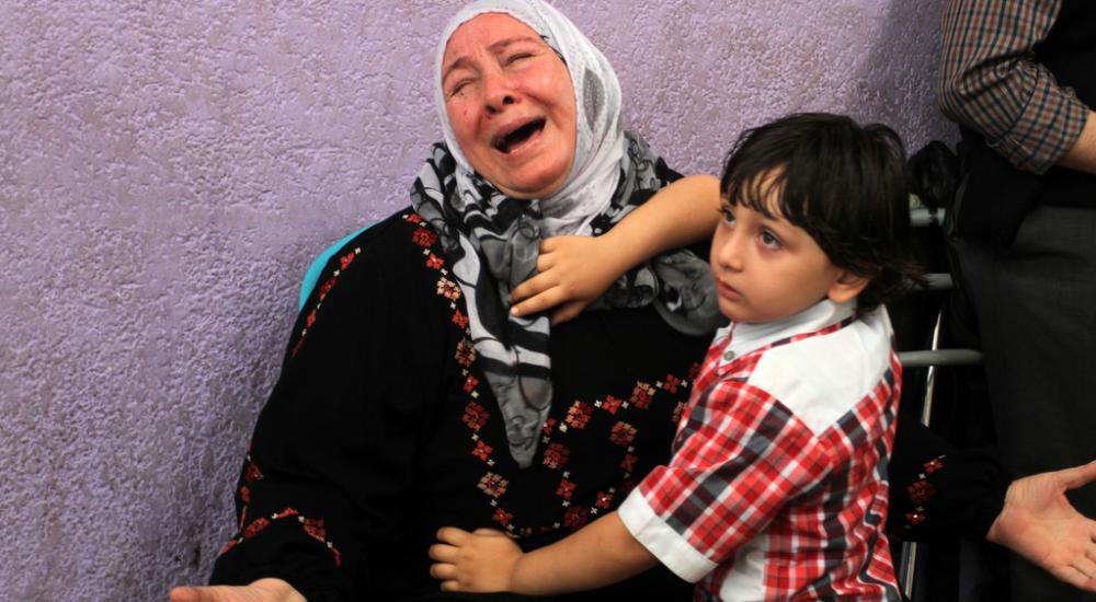 مسنة فلسطينية تبكيها الحاجة بانتظار السفر عبر معبر رفح