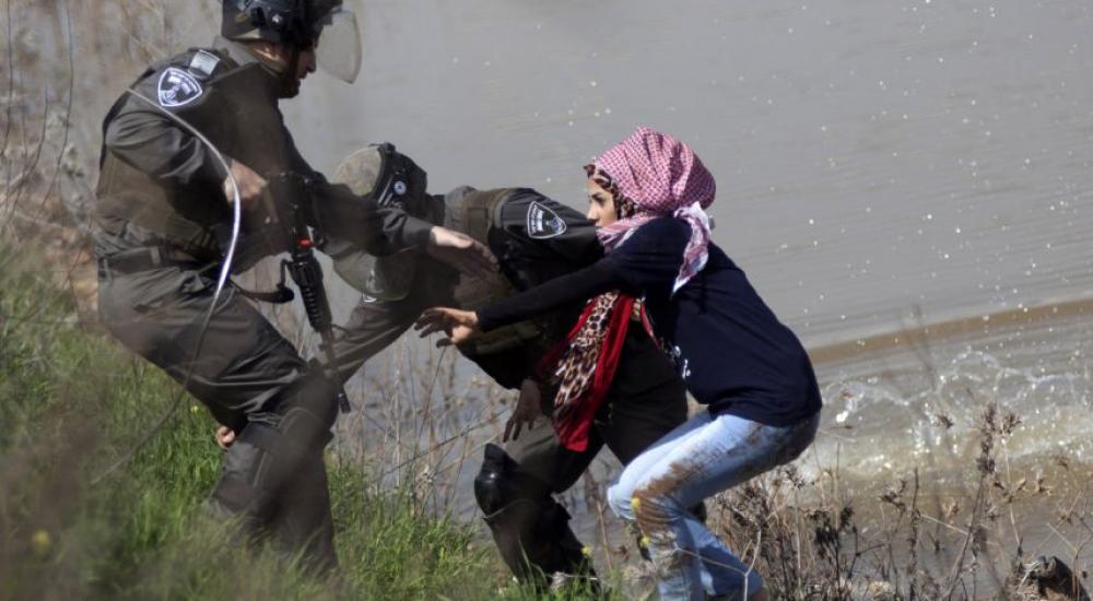 فتاة فلسطينية على أحد الحواجز العسكرية