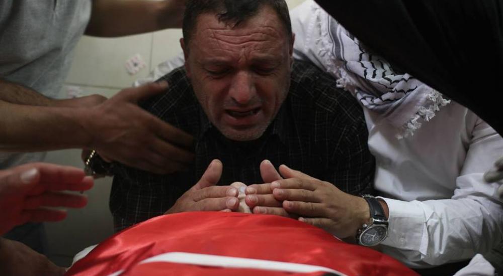 والد الشهيد أثناء توديعه