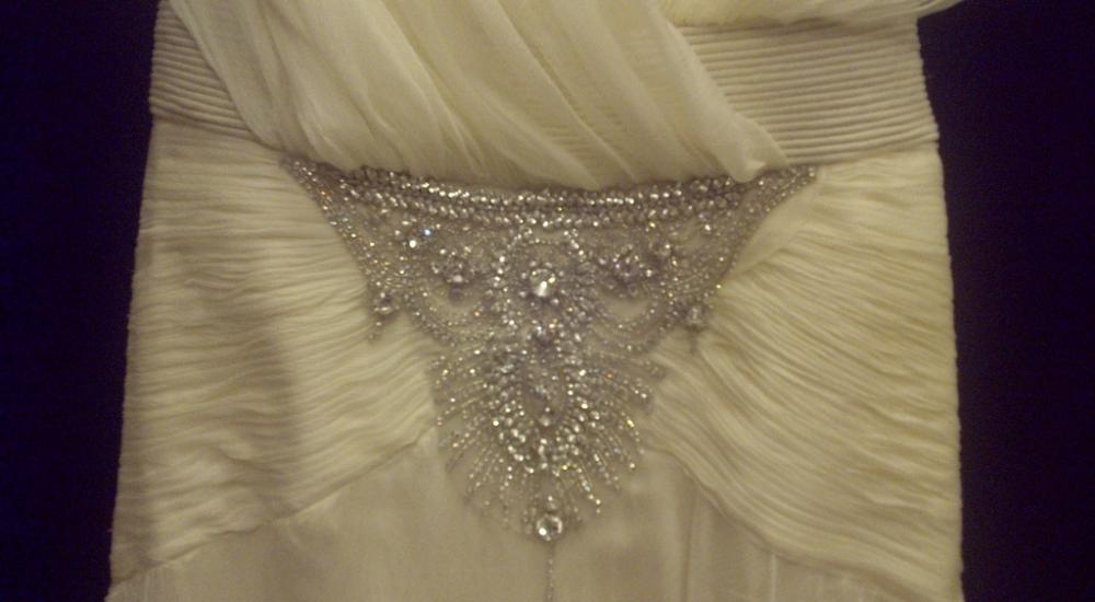 فستان مطرز باللؤلؤ