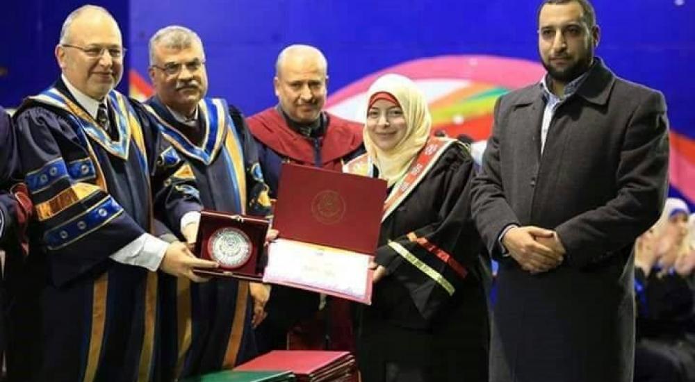 الشهيد فقها (يمين)