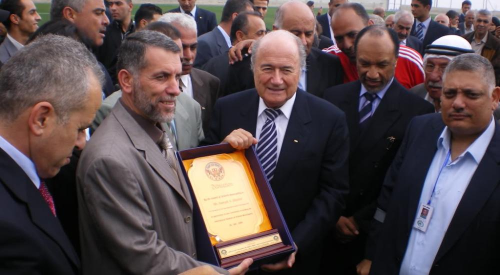 رئيس بلدية البيرة السابق جمال الطويل مع رئيس الفيفا السابق جوزيف بلاتر