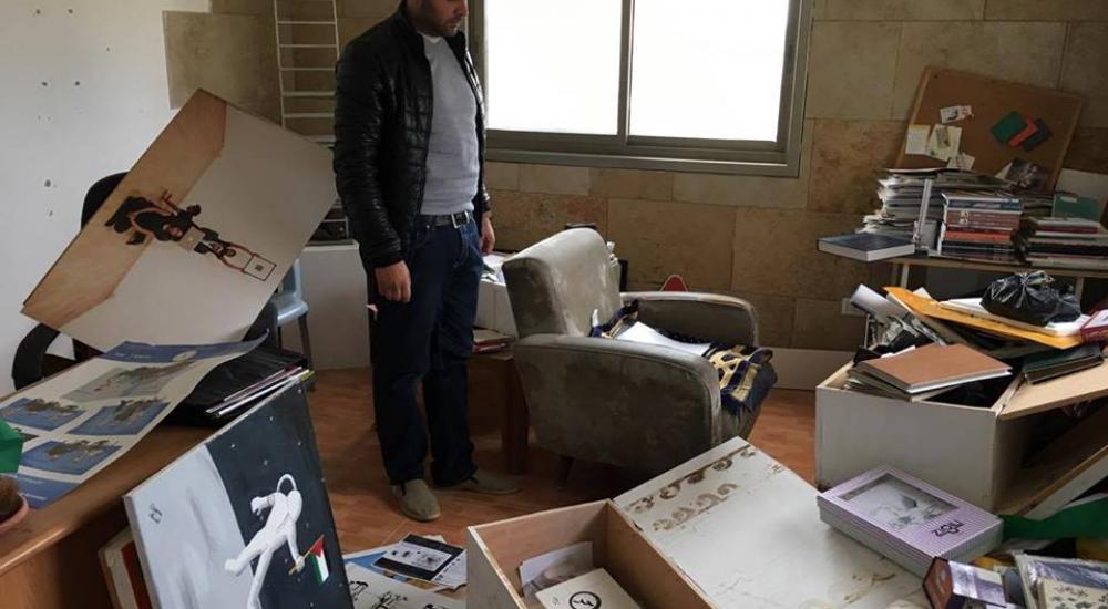 قوات الاحتلال عاثت خرابًا في منزل نزال