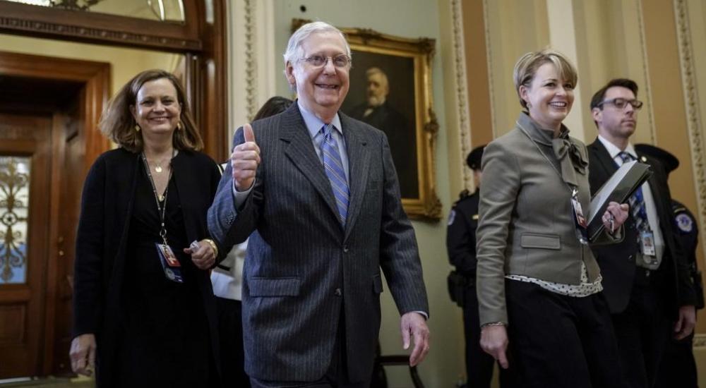 زعيم الأغلبية في مجلس الشيوخ الجمهوري ميتش ماكونيل لدى خروجه بعد التصويت على رفض استدعاء الشهود 