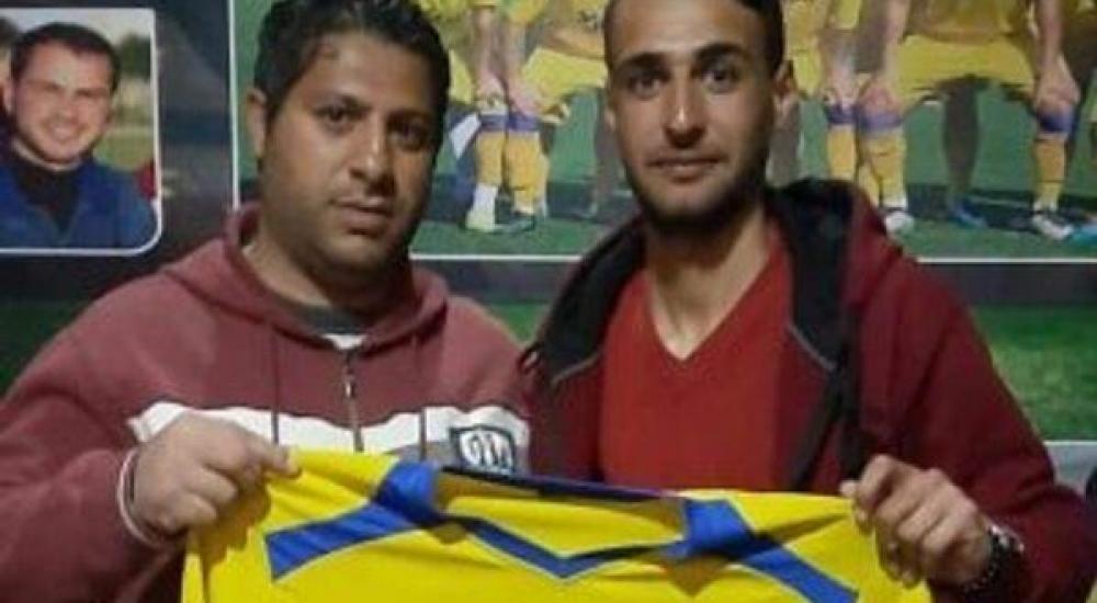 المعتز بالله القططي يرفع قميص التفاح برفقة المدير الفني بسام أبو الصادق