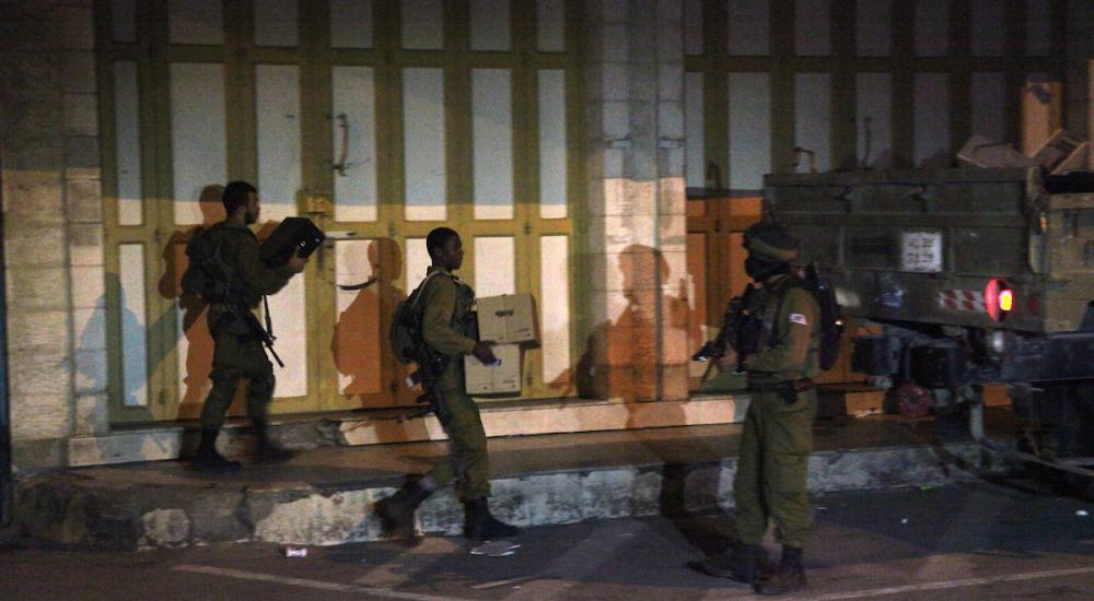 سبب إغلاقها للمحلات هو تشغيلها عمال فلسطينيين دون أن تكون بحوزتهم التصاريح 