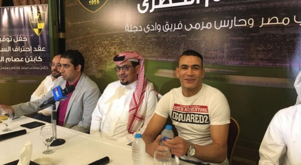 جانب من توقيع عصام الحضري للتعاون السعودي