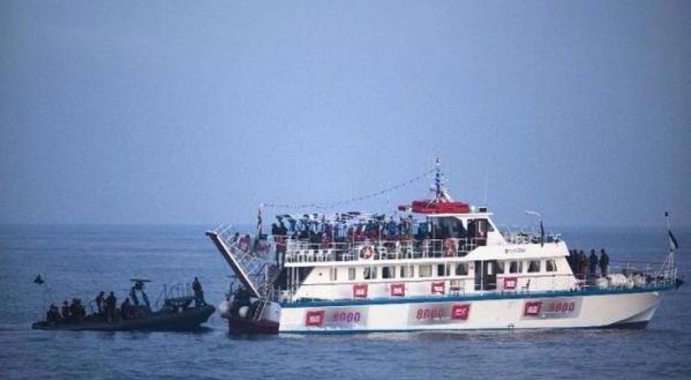 زوارق الاحتلال تسيطر على السفينة