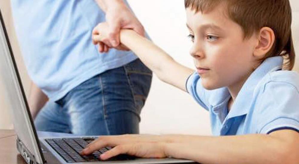 طفل مدمن على جهاز حاسوب