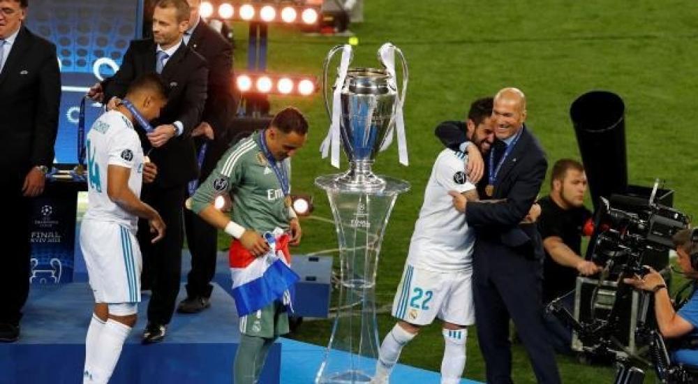 زيدان يحتفل مع فريقه بلقب دوري أبطال أوروبا قبل أيام قليلة