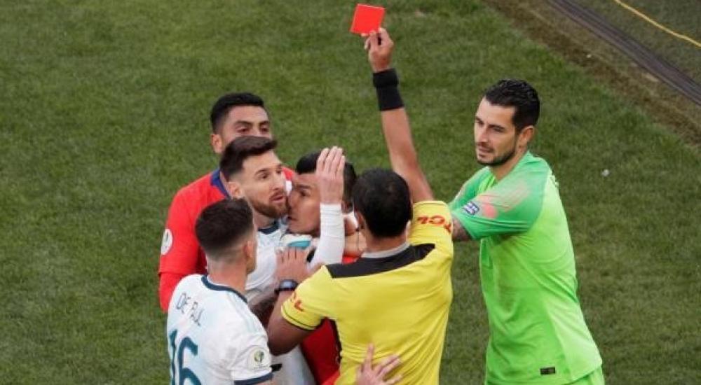 ليونيل ميسي تعرض للطرد أمام تشيلي في مباراة تحديد المركز الثالث بكوبا أميركا