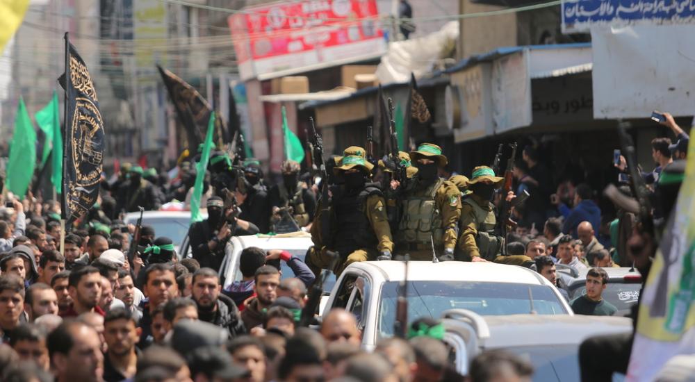 عناصر من القسام خلال تشييع الشهيد مازن فقها بغزة