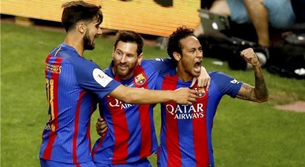 لاعبو برشلونة يحتفلون
