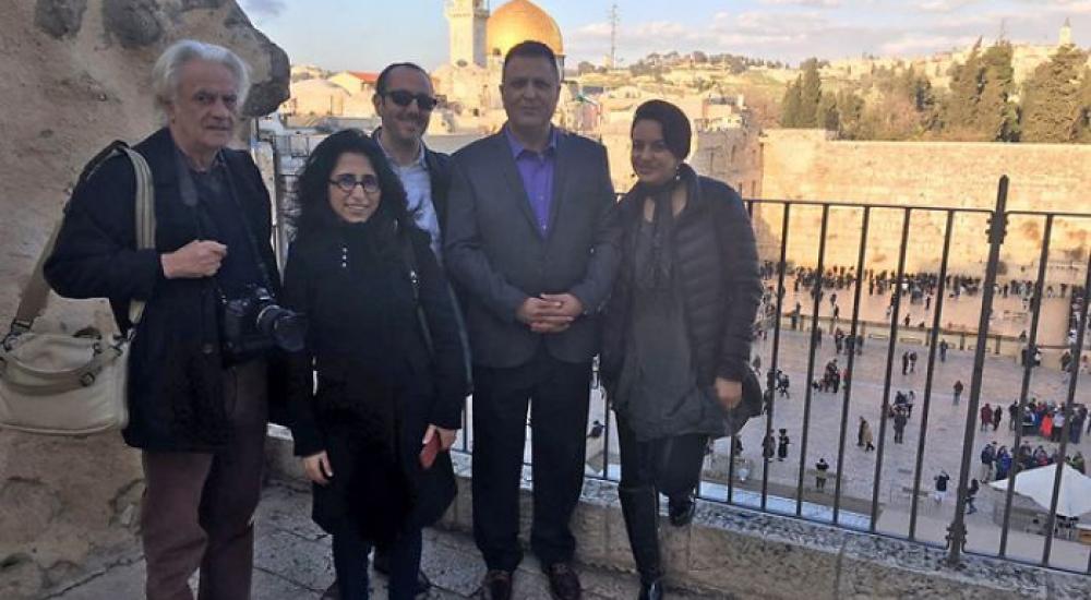 مجموعة الضيوف ومن خلفهم قبة الصخرة