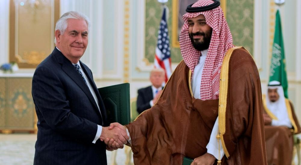 مصافحة بين تيلرسون وولي ولي العهد السعودي محمد بن سلمان خلال حفل توقيع اتفاقيات في الرياض