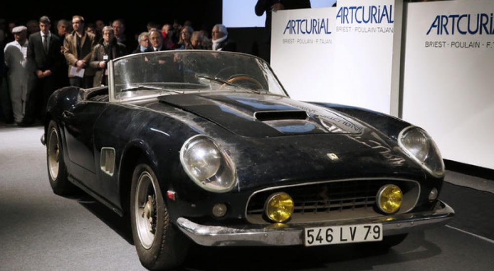 سيارة الممثل الفرنسي آلان دولون