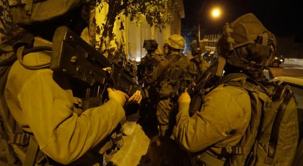 مداهمة قوات من جيش الاحتلال الإسرائيلي منازل المواطنين بالضفة الغربية