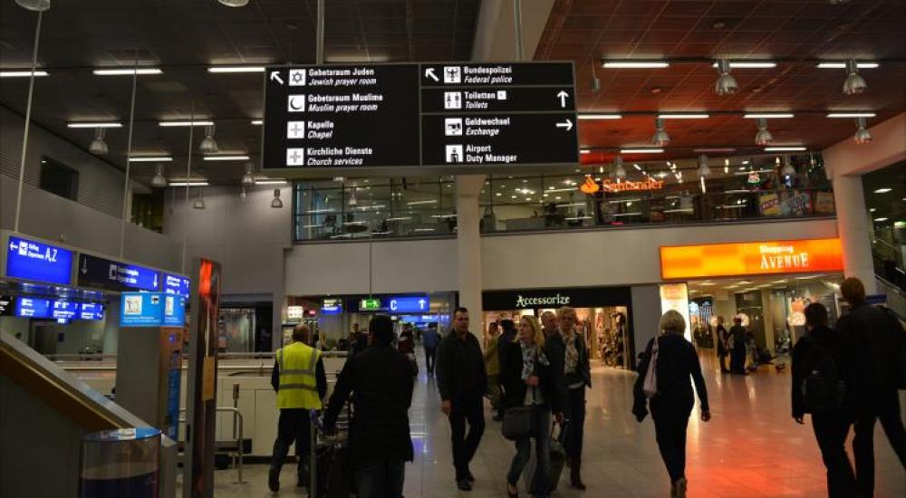 لافتات إرشادية لزاوية صلاة المسلمين الرئيسية داخل مطار فرانكفورت