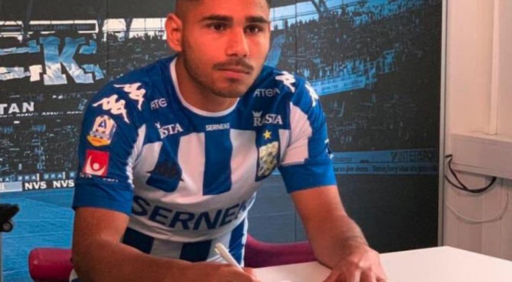 اللاعب عايش