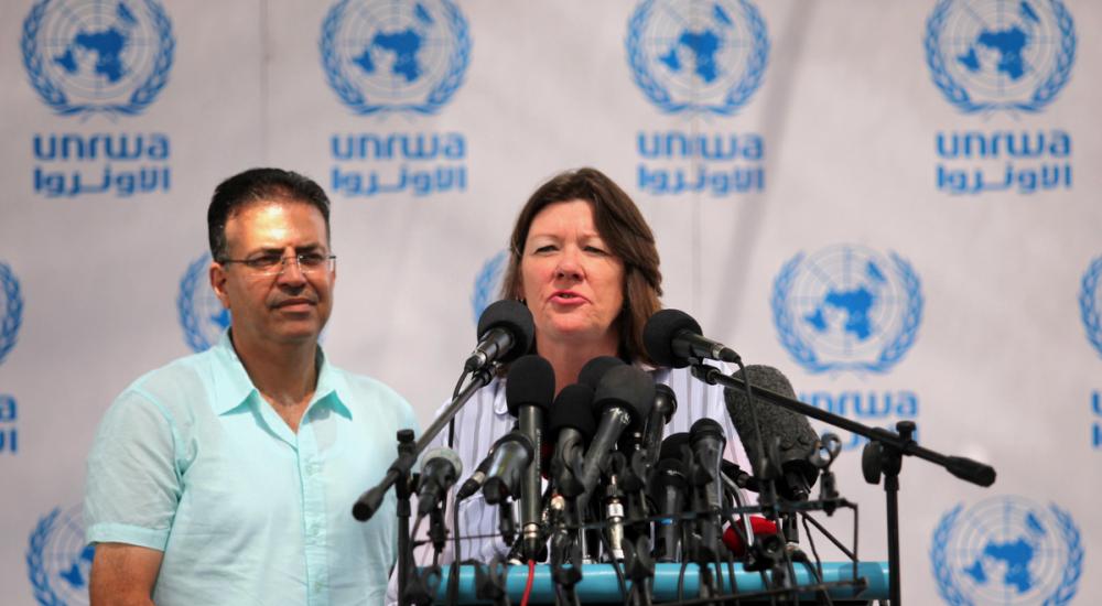 نائب المفوض العام لـ“أونروا” ساندرا ميتشيل (يمين) المتحدث باسم وكالة الغوث عدنان أبو حسنة