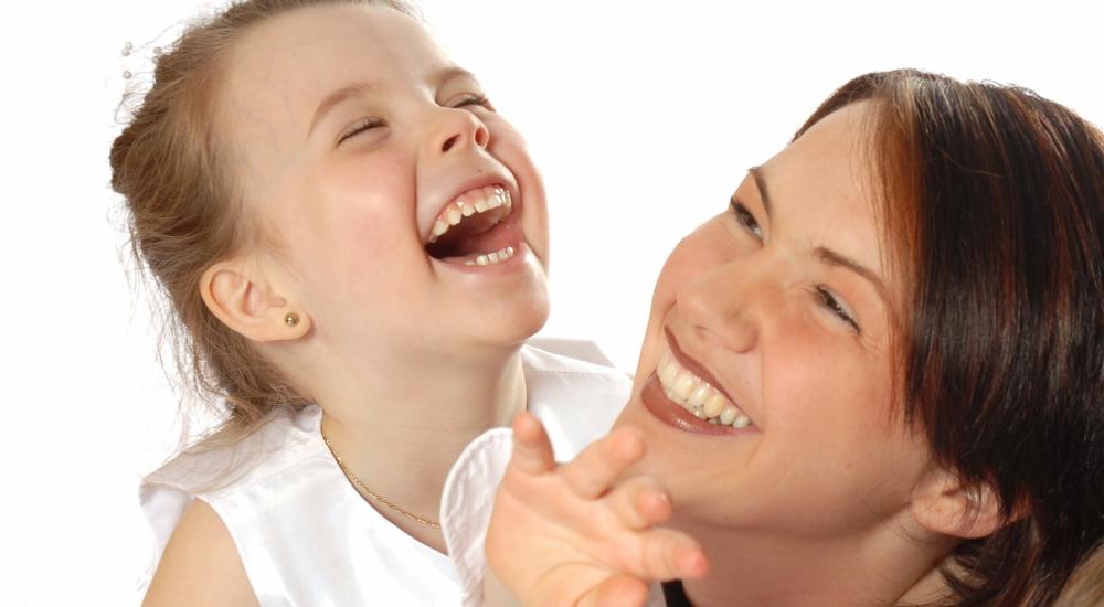 الضحك وسيلة تواصل بين الجميع.. الأغنياء والفقراء، الكبار والصغار