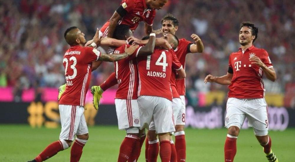 فرحة لاعبي بايرن ميونيخ بالفوز بالمباراة