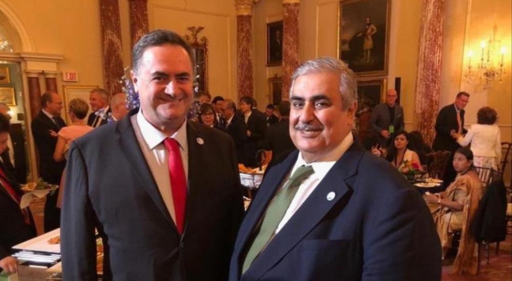 وزير الخارجية الإسرائيلي يسرائيل كاتس (يسار) مع نظيره البحريني خالد بن أحمد آل خليفة في لقاء سابق