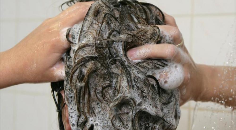 تحذيرات من تسبب الشامبو المزيل للدهون بالإصابة بالإكزيما