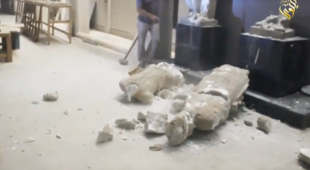 جانب من تدمير الاثار في المتحف