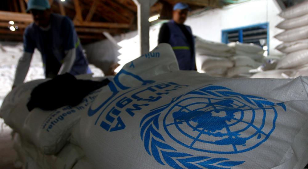 يتم توفير الطرود الغذائية من خلال 12 من مراكز التوزيع