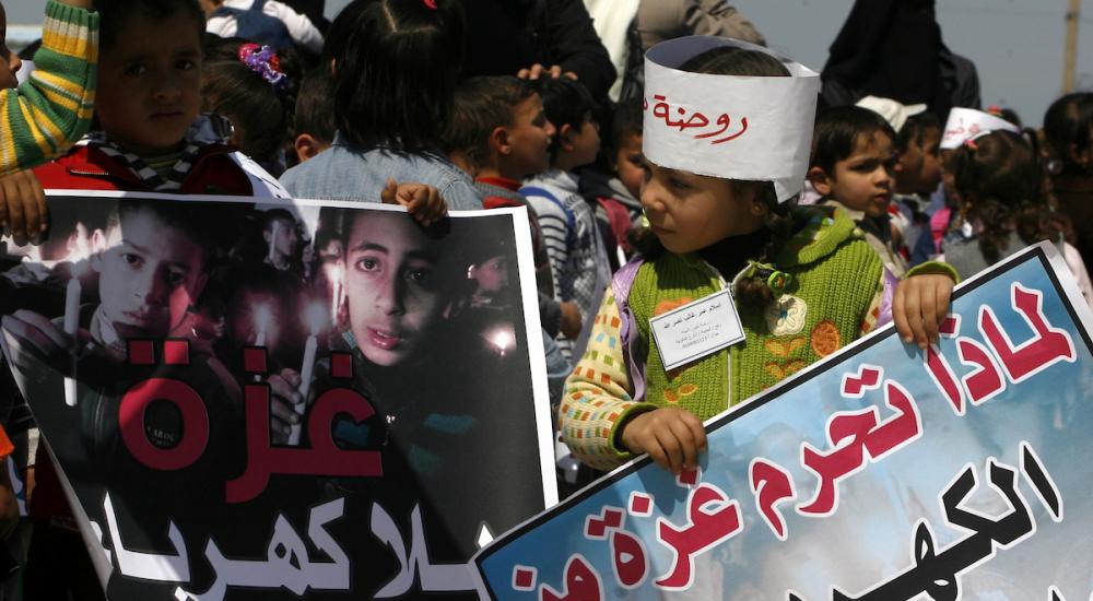 مجموعة من أطفال غزة يتساءلون: لماذا نحرم من الكهرباء