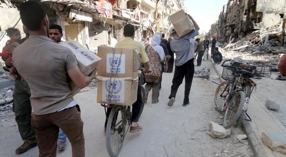 مساعدات تدخل مخيم اليرموك
