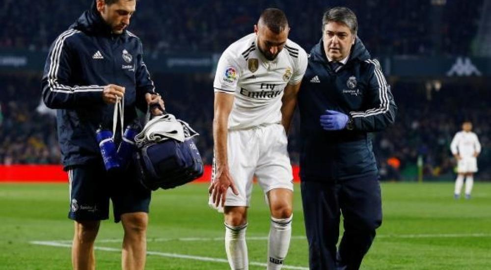 بنزيما تعرض لإصابة في مباراة ريال بيتيس بالدوري الإسباني