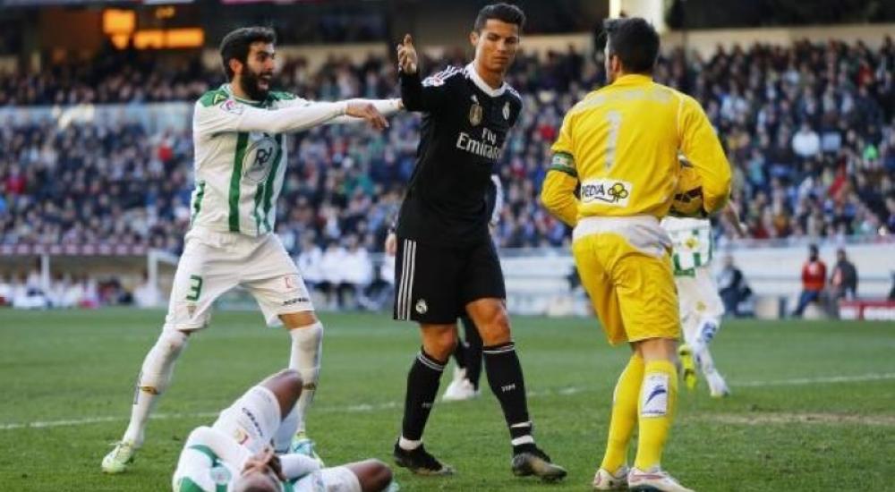رونالدو طرد في مباراة قرطبة بالدوري