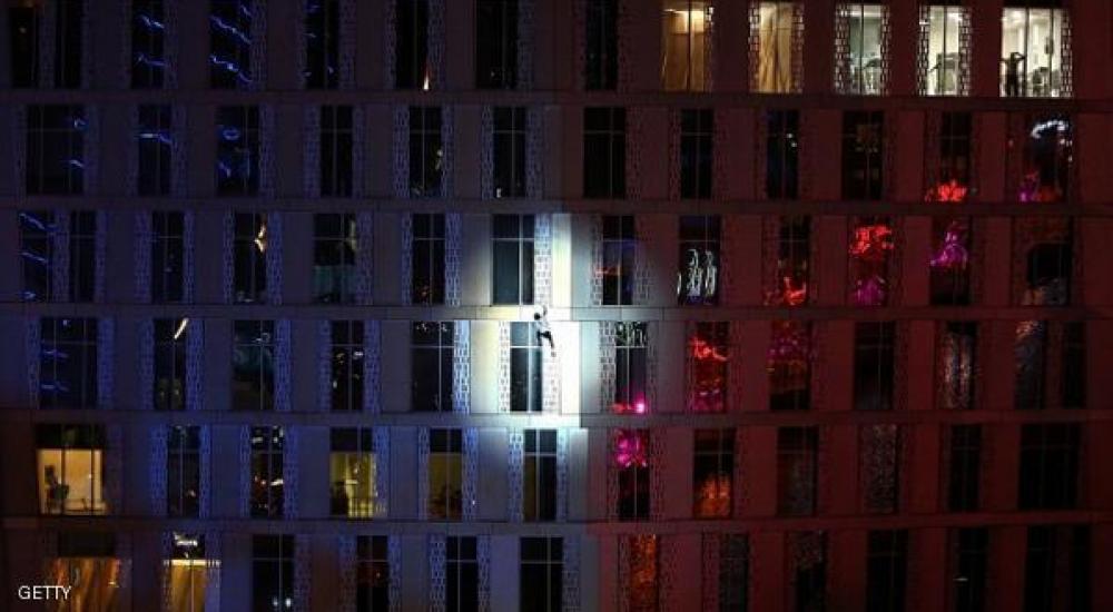 مغامر يتسلق برجا بدبي طوله 307 أمتار ب70 دقيقة