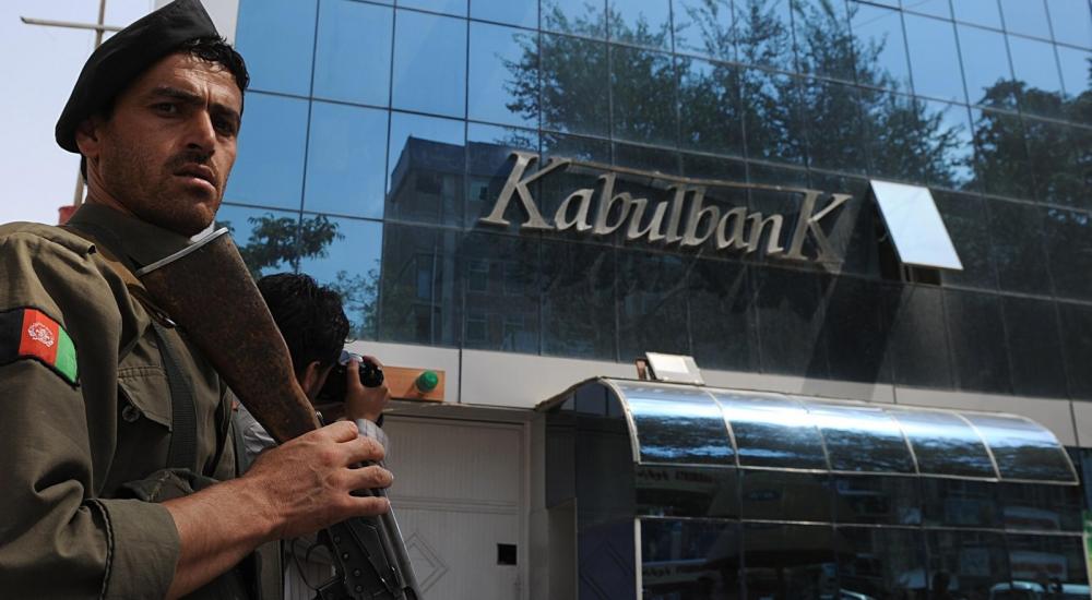 شرطي يحرس مقر أحد البنوك في العاصمة كابل 