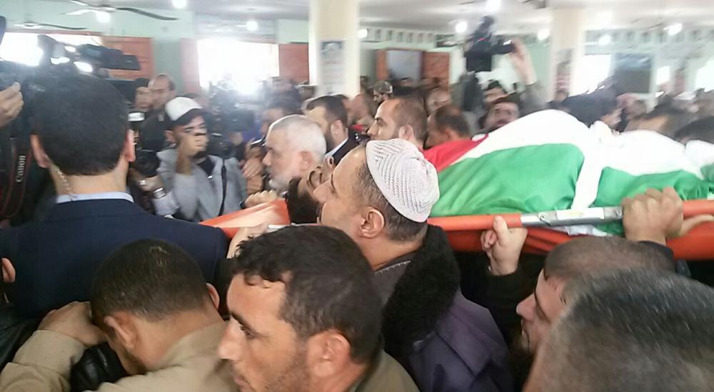 هنية خلال تشيع الشهيد ابراهيم ثريا