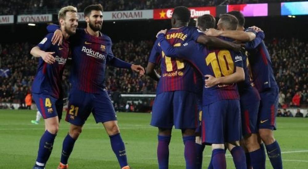 جوميز مع لاعبي برشلونة