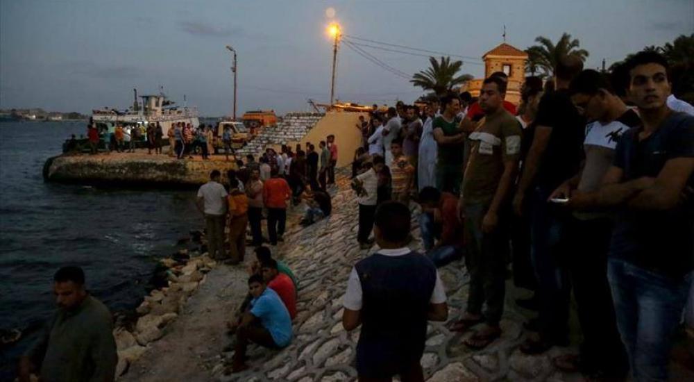 مصريون ينتظرون إخراج أحياء من المركب