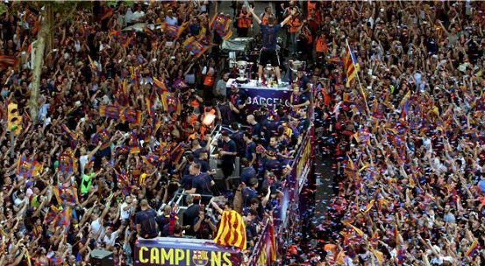 برشلونة أول فريق في أوروبا يفوز بالثلاثية مرتين