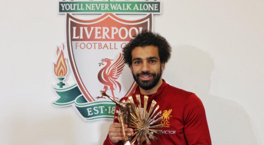 لحظة تتويج صلاح بالجائزة