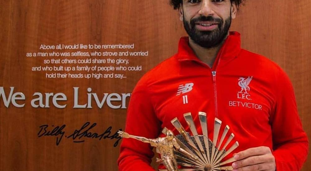 محمد صلاح بعد تسلمه الجائزة