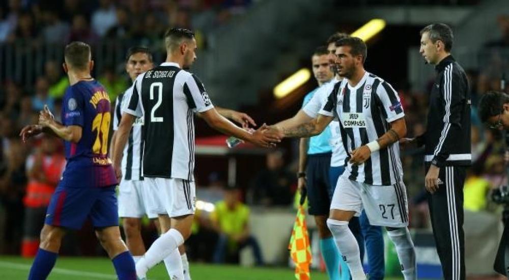 ماتيا دي تشيليو اثناء خروجه من الملعب مصاباً خلال مباراة برشلونة في دوري أبطال أوروبا